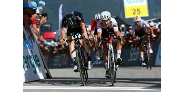 Nico Denz vence por poco a Clement Champoussin